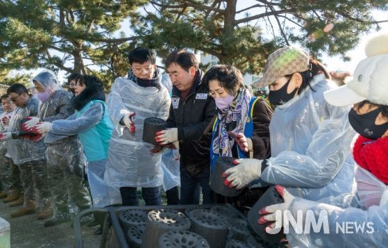 부산진구, 연탄·생필품 나눔으로 새해 온기 전해