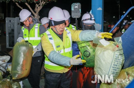고성군, 새해 새벽을 쓰레기 수거와 환경근로자 격려로 시작하다