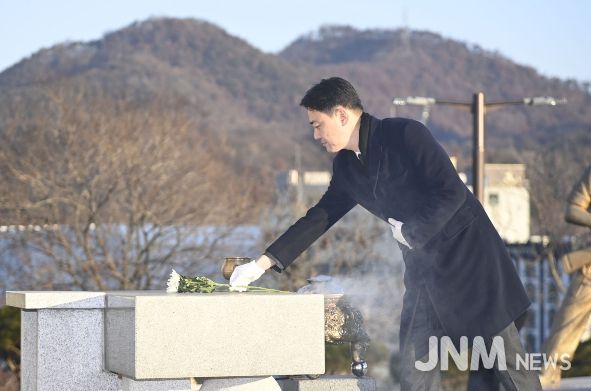 2일 오전에 열린 2026 병오년 새해 충혼탑 참배. 최재훈 달성군수가 헌화하고 있는 모습