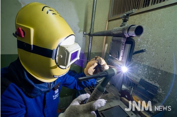 서울시 기술교육원에서 훈련생이 특수용접 실습을 진행하고 있다.