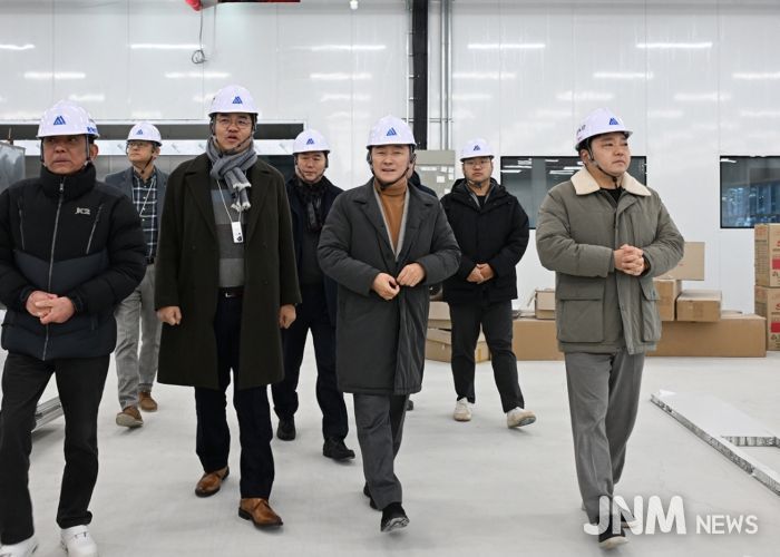 김동근 시장이 1월 6일 (주)시지메드텍 D동 건축 현장현장을 둘러보고 있다.