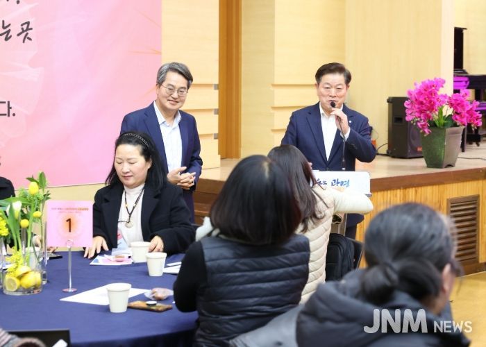 박승원 광명시장과 김동연 경기도지사가 13일 시청 대회의실에서 열린 '2026년 광명시 사회연대경제 사업설명회'에 참석해 인사말을 하고 있다.