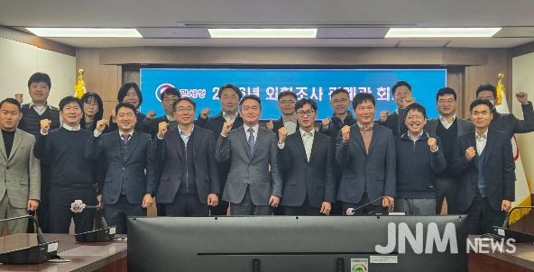 이종욱 관세청 차장(앞줄 가운데)이 13일 정부대전청사에서 열린 고환율 대응 전국세관 외환조사 관계관 회의를 마친 후 기념 촬영하고 있다