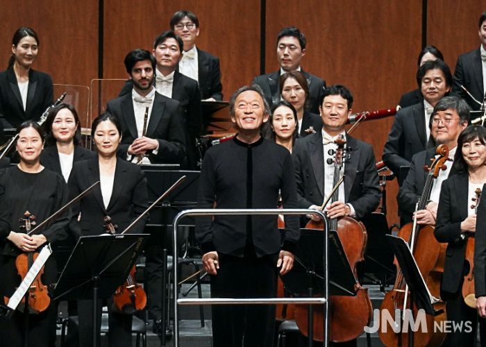 정명훈 지휘자와 바이올리니스트 레오니다스 카바코스, KBS교향악단이 15일 화성예술의전당 동탄아트홀에서 개관 기념 공연을 선보였다