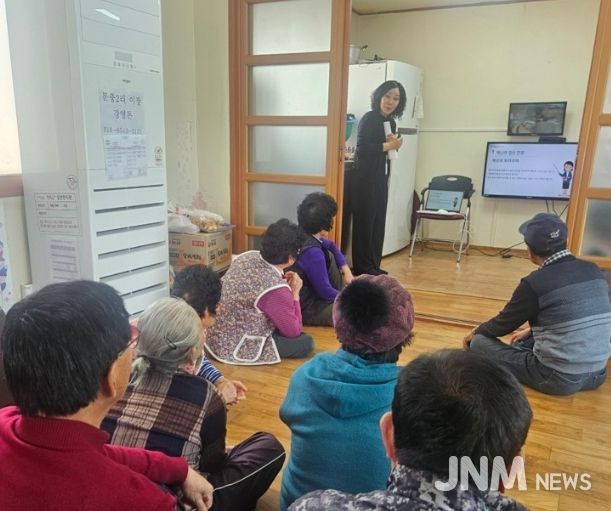 경로당을 직접 방문해 마음건강회복교실을 진행하는 모습이다.