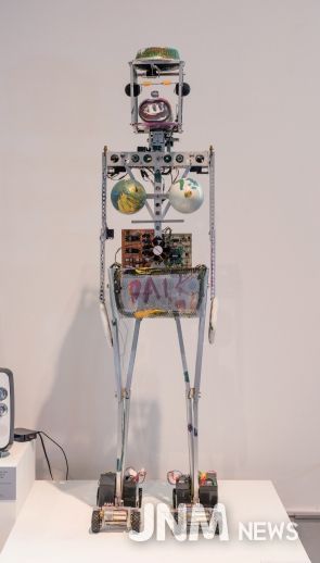 백남준, 로봇 K-456, 1964(1996), 백남준아트센터 소장품