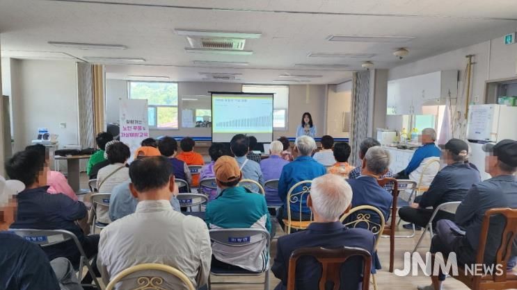 센터 직원이 어르신들을 대상으로 우울증 및 자살예방교육을 하고 있다.