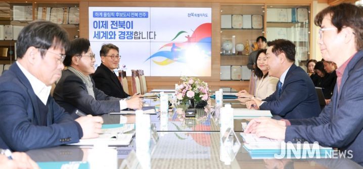 22일 전북특별자치도청 회의실에서 김관영 도지사와 김정관 산업통상부 장관이 5극3특 성장엔진 간담회를 갖고 있다