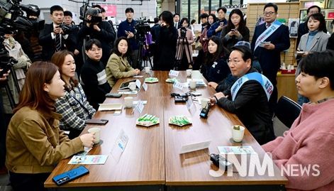 2025년 11월 10일 유정복 인천시장이 예술회관역 천원택배 집화센터에서 소상공인 천원택배