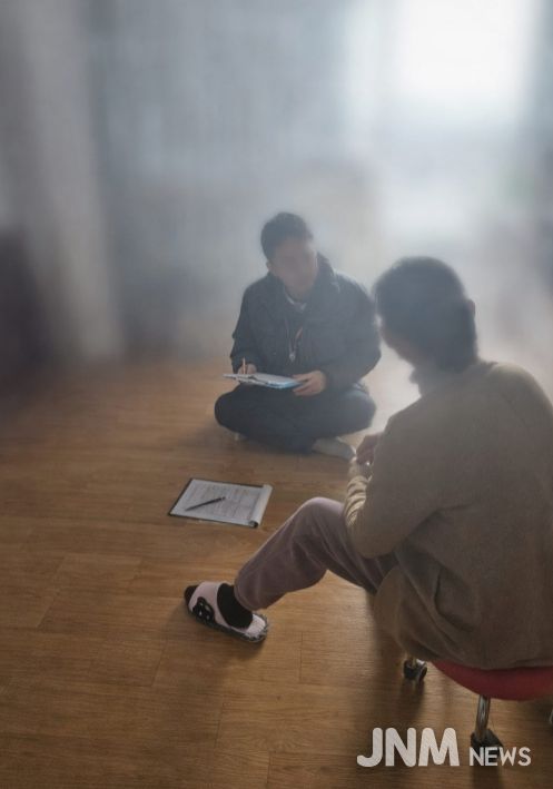 대상 가정을 방문하여 상담을 진행하고 있는 모습