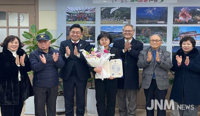 양평군청 김은정 주무관(가운데)이 국가보훈부장관 표창을 전수 받은 후 박용주 경기북부보훈지청장(오른쪽), 전진선 양평군수(왼쪽) 및 보훈단체장 등에게 축하를 받고 있다.