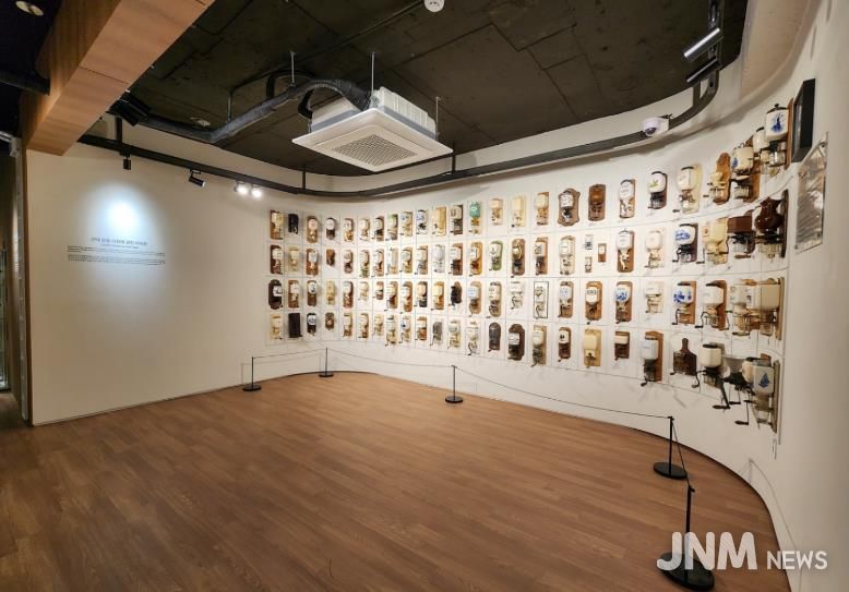 전시관 내부 벽걸이형 전시품