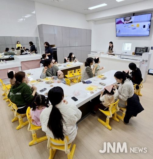 포항시아이누리센터를 체험중인 영유아와 보호자 사진.