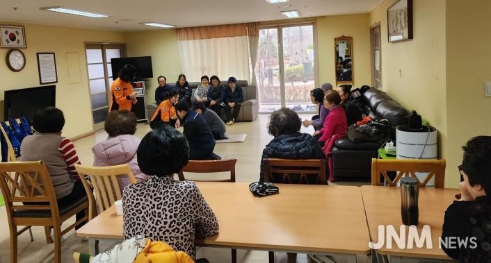 나주시 빛가람동지역사회보장협의체는 지난 26일부터 오는 2월까지 LH1단지 경로당 등 빛가람동 4개 경로당 어르신을 대상으로 심폐소생술(CPR) 교육을 진행하고 있다.