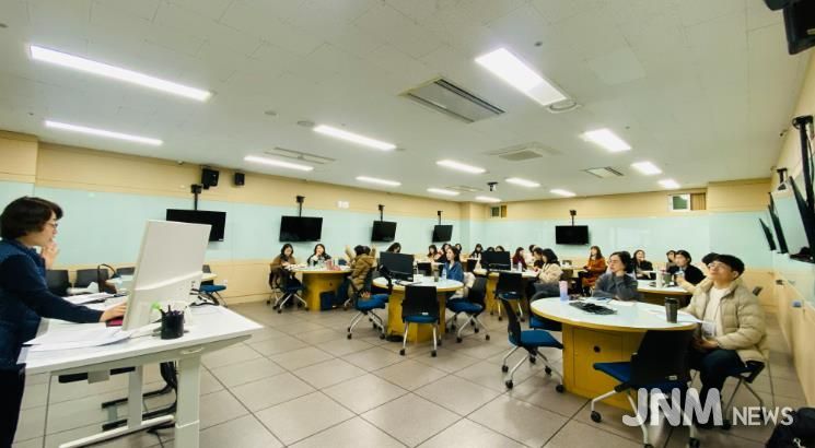 울산 보건교사들이 28일 울산대학교에서 보건 교과 역량강화 연수를 듣고있다