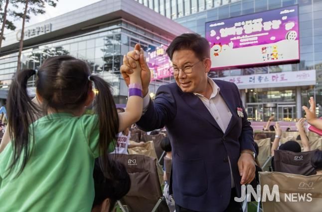 마포구민광장에서 ‘엄빠랑 영화 광장’ 행사가 개최됐다