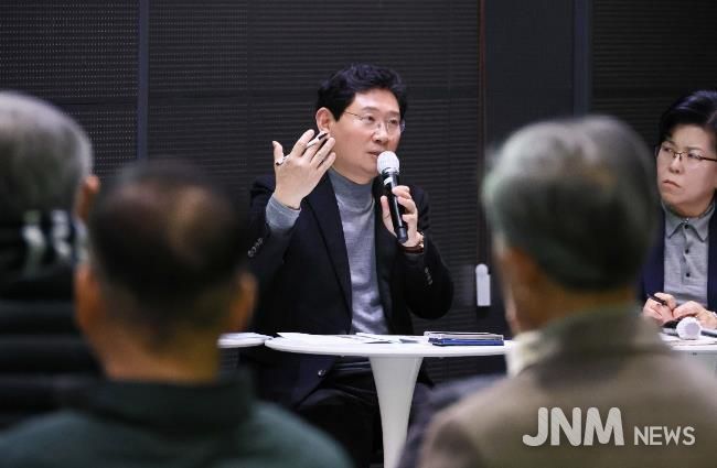 이상일 용인특례시장이 29일 용인미디어센터에서 기흥구 상하동과 구갈동 주민소통간담회를 열고 용인의 반도체 클러스터의 미래에 대한 의견을 제시했다.