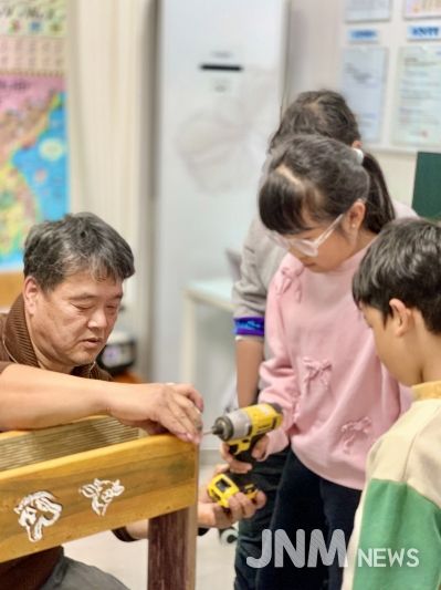 뚝딱뚝딱공작소(도천면 덕곡리 949-2)에서 아이들이 목공 체험을 하고 있다.