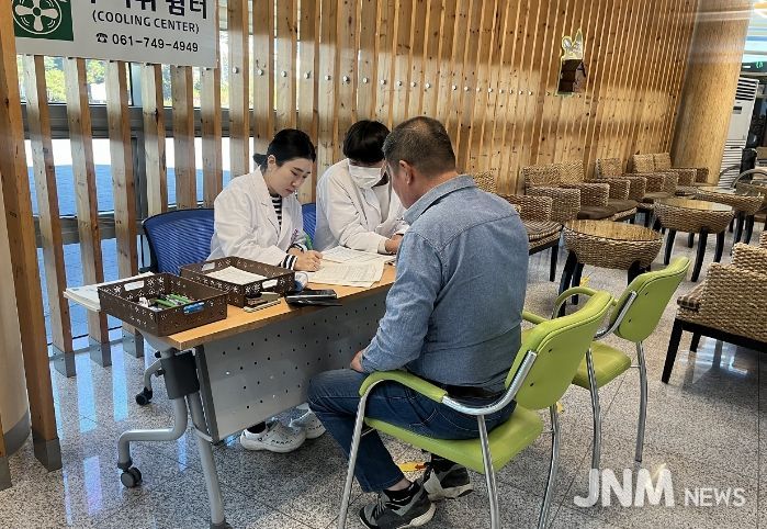 시민들이 순천시보건소에서 대상포진 예방접종 지원 서비스를 받고 있다