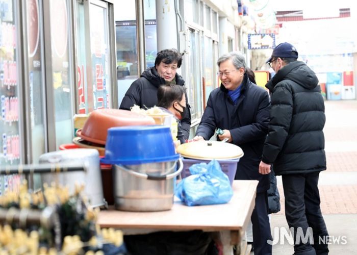 장인홍 구로구청장이 구로시장을 방문해 상인과 반갑게 인사를 나누고 있다.
