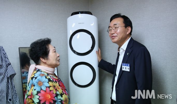 나주시가 올해부터 경로당에 가스레인지 지원을 추진한다. 사진은 주민 건의 사항을 윤병태 시장이 청취중인 모습.