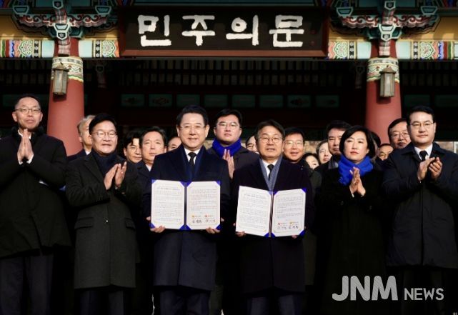 강기정 광주광역시장이 김영록 전라남도지사와 함께 지난 2일 국립5·18민주묘지에서 '통합 지방정부 추진 공동선언문'을 발표한 후 기념촬영을 하고 있다. /광주광역시 제공