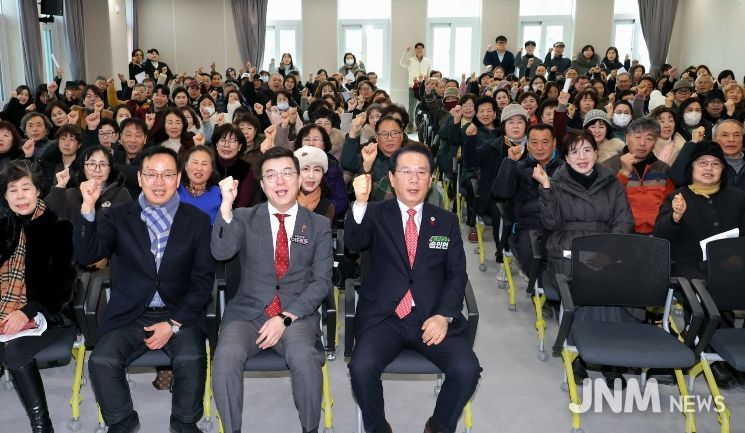 송인헌 괴산군수(앞줄 오른쪽에서 네 번째)와 참여단체가 한자리에 모여 행사를 진행하고 있다.