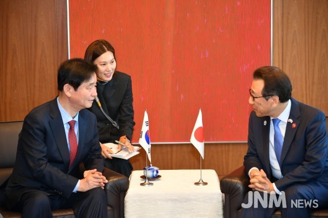 최문순 화천군수가 지난 4일 일본 삿포로시 초청으로 눈축제 개막식에 참석해 야마모토 가쓰히로 삿포로 시장과 환담하고 있다.