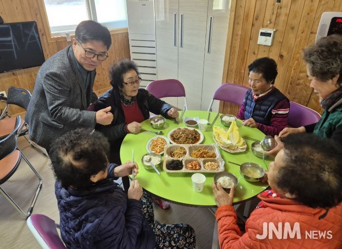 목암마을 경로당 어르신들이 우리동네 고기밥상 데이에 식사를 즐기고 계시는 장면