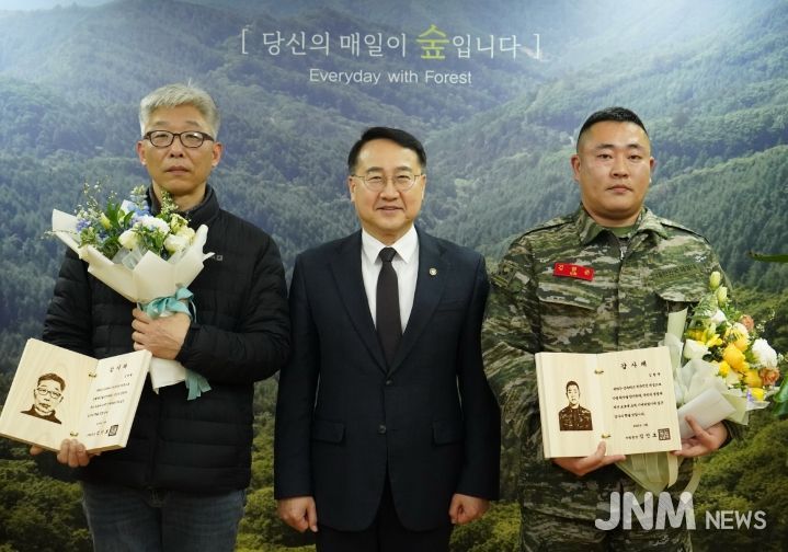 김인호 산림청장이 산불 방지에 기여한 유공자 2명에게 감사패와 함께 포상금을 수여하고 기념사진을 촬영하고 있다.
