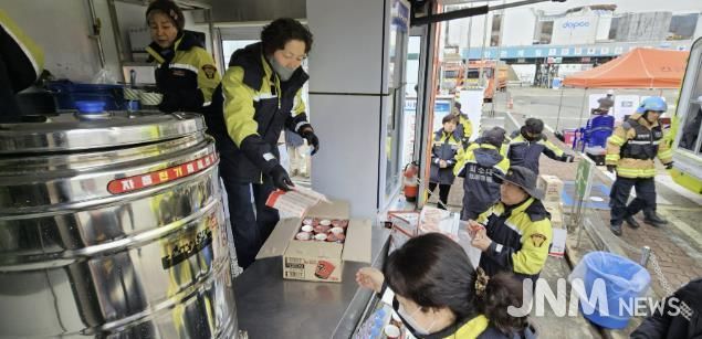 경산소방서 의용소방대, 저유소 화재 현장 밝힌 '따뜻한 나눔'