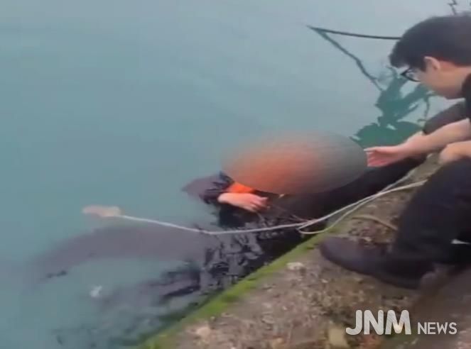 해상추락자를 구조 중인 완도해경의 모습(배포사진)