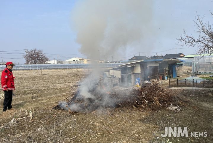 1. 천안시가 불법소각 행위에 대해 단속하고 있다.