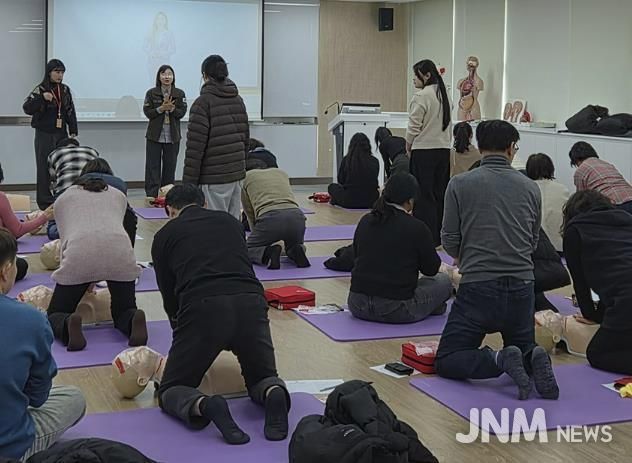 시민들이 교육에 따라 심폐소생술을 하고 있다.