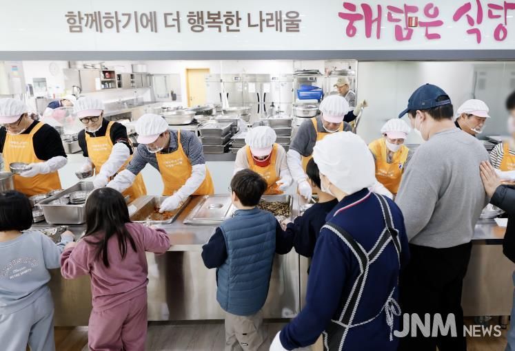 화성특례시의회 도시건설위원회 위원들이 나래울종합사회복지관에서 배식봉사를 하고 있다.