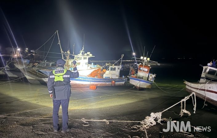 항포구 순찰중인 해양경찰관