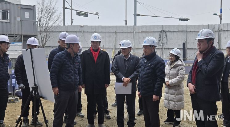 인천시의회 신충식 의원이 13일 유정복 인천시장과 함께 ‘검단근로자복합문화센터’ 공사 현장에서 공사 진행 상황을 듣고 있다.