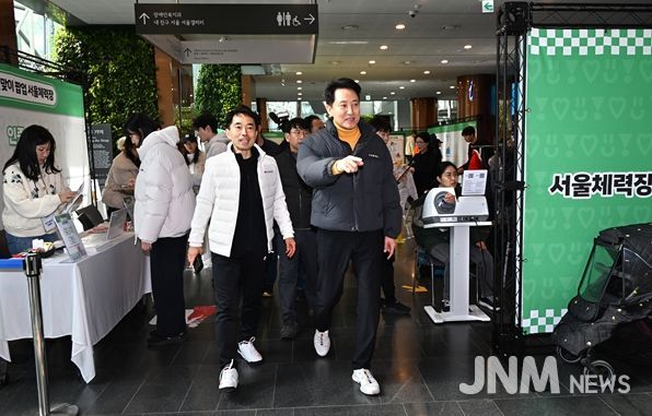 오세훈 서울시장이 16일(월) 서울시청 1층 로비에서 열리고 있는 ‘설맞이 서울체력장 팝업’을 둘러보고 있다. 서울체력장 팝업은 설 당일 포함 18일(수)까지 진행된다.