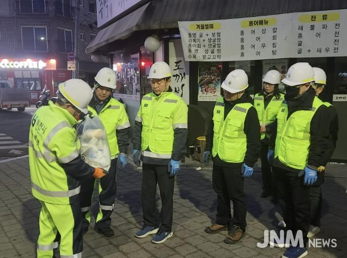 현장 정비 작업 전 안전 사항 등 관련 교육을 받고 있다.