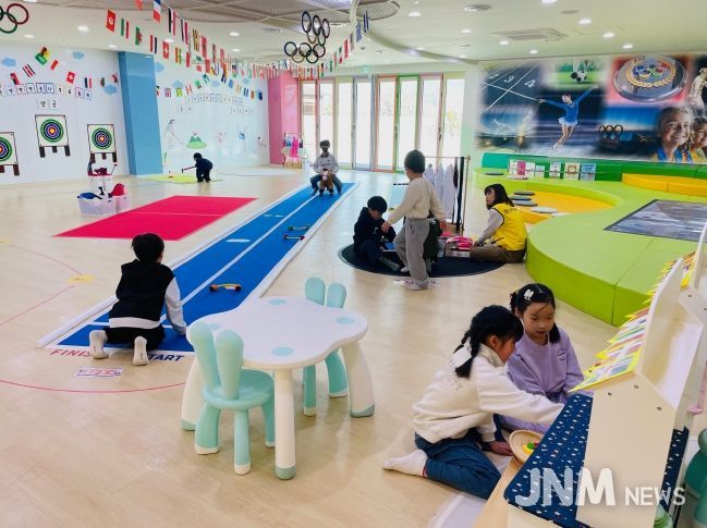 울산양육원 유아들과 초등학교 1~2학년 학생들이 20일 큰나무놀이터에서 특별체험을 하고있다.