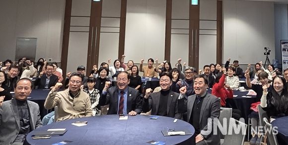 강원도립대학교 RISE사업단이 ‘지역위기대응 공동연구소(G-Lab) 1차년도 성과공유회’를 개최하고 기념촬영을 하고 있다.