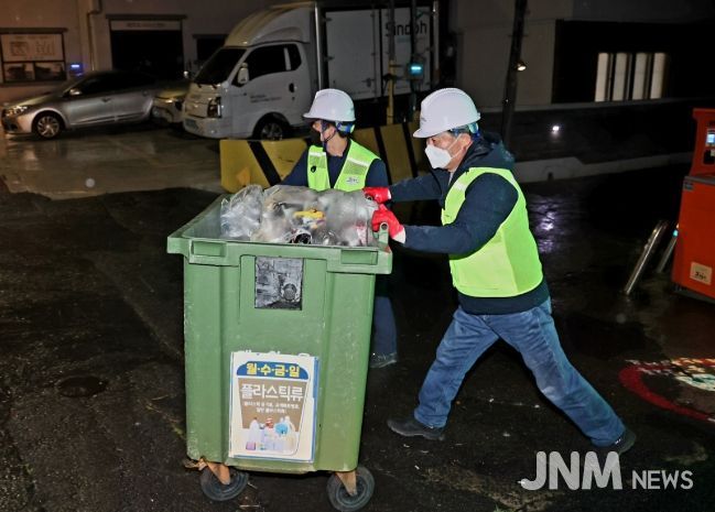 김완근 제주시장, 용담2동서 환경미화 활동