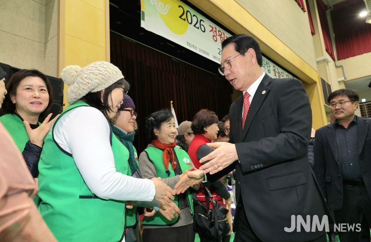 27일 괴산국민체육센터 정월대보름 군민화합 행사에서 송인헌 괴산군수가 군민들과 인사를 나누고 있다.