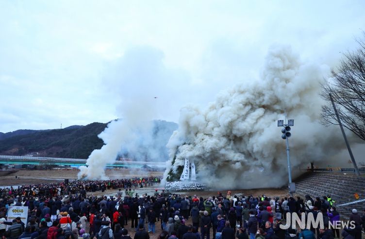 전국 최대 달집태우기, 2026 청도정월대보름행사‘성공 점화’
