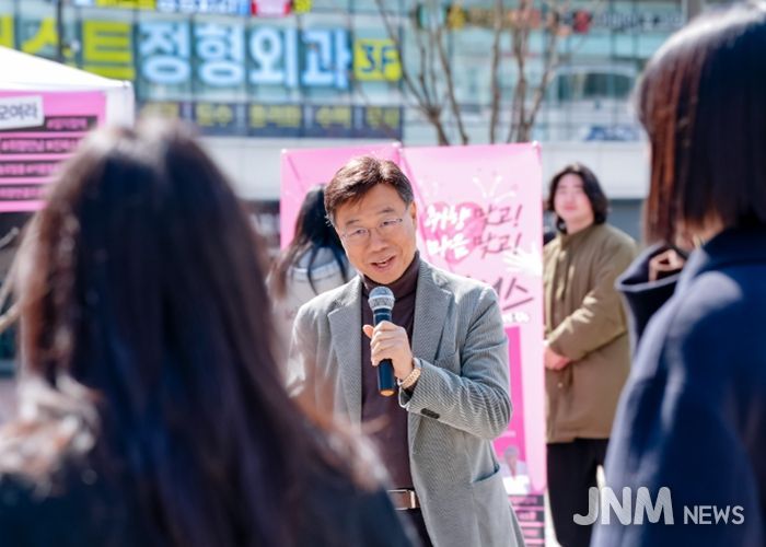 신상진 성남시장이 4일 판교 콘텐츠거리에서 미혼 직장인 교류 프로그램 ‘청춘 매칭 프로젝트 커넥터스(Connect-us)’ 프로그램에 대해 설명하고 있다.