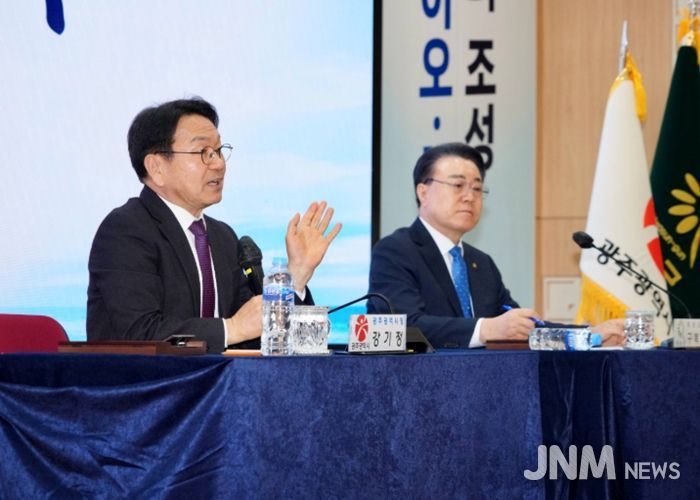 강기정 광주광역시장이 5일 화순군청 대회의실에서 열린 '광주전남 통합 화순군 상생토크'에 참석해 통합 이후 화순군의 발전 방안을 군민들과 공유하고 있다. /광주광역시 제공