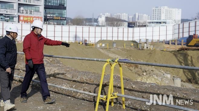 이완섭 서산시장이 지난 5일 서산 예천지구 공영주차장(초록광장) 조성 현장을 점검했다.