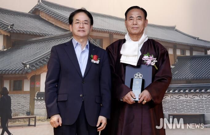 이봉운 고양문화원장 취임 기념촬영_이동환 고양시장(왼쪽), 이봉운 고양문화원장(오른쪽)