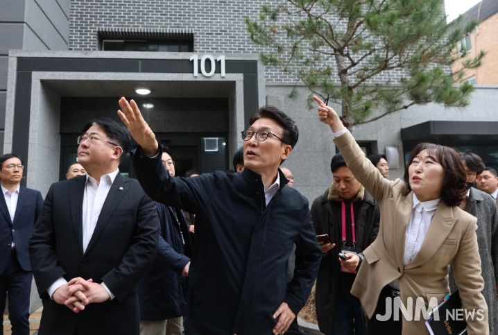 김민석 국무총리가 6일 관악구 관악봉천 청년 공공임대주택(행복주택) 점검 및 입주 청년들과의 간담회를 주재하고 있다.