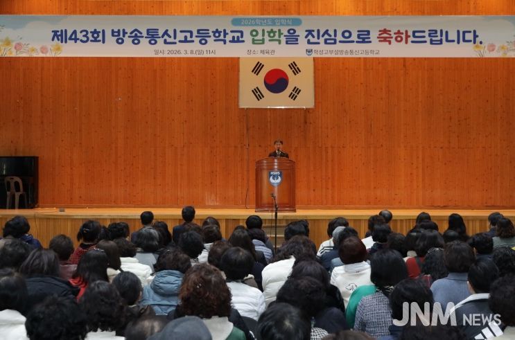 천창수 교육감이 8일 학성고 부설 방송통신고등학교 입학식에 참석해 인사말을 하고있다.